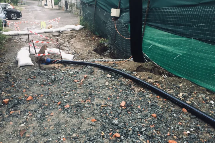 Strada Papilian dispare în craterul de pe șantier! Autoritățile sunt rugate să intervină de urgență - FOTO/VIDEO