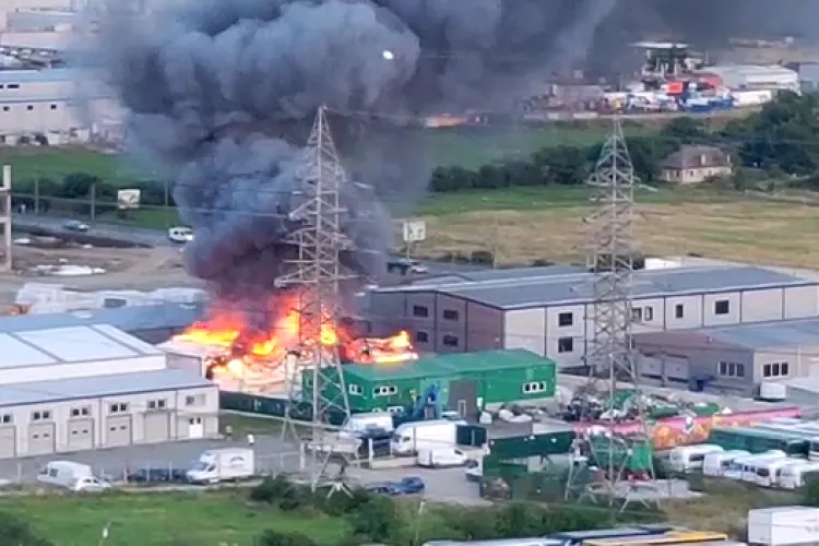 Incendiu puternic la o hală de pe Bulevardul Muncii - VIDEO de la fața locului