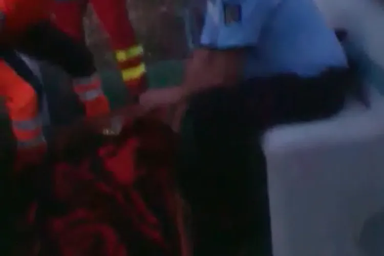 O tânără care făcea fotografii a căzut într-o râpă lângă Barajul Tarnița - VIDEO