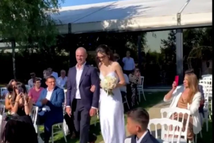  Pavel Stratan, în lacrimi la nunta fiicei sale. Artistul nu și-a putut stăpâni emoțiile, atunci când a condus-o pe Cleopatra la altar - FOTO