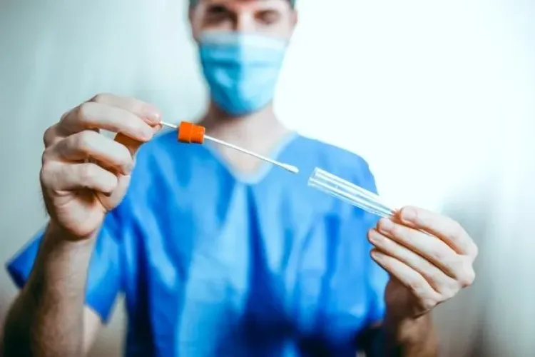 Peste 600 de cazuri noi, în ultimele 24 de ore, în România. Numărul deceselor se menține scăzut