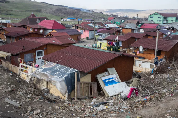 Boc: Vreau să îi mutăm la casă pe oamenii de la Pata Rât. Construim și repartizăm   