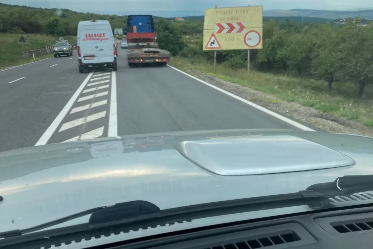 Utilaj de mare tonaj, căzut de pe platforma unui trailer pe Dealul Feleacului - FOTO