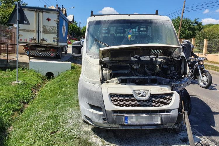 O autoutilitară a luat FOC în Mociu - FOTO