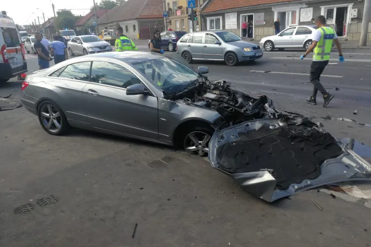 Accident pe Traian Vuia. O persoană a făcut atac de panică din cauza impactului - FOTO