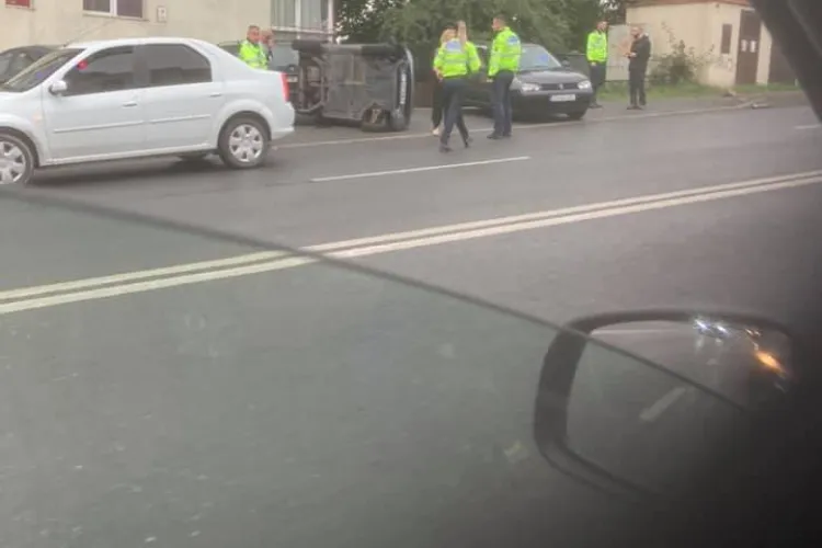 Mașină răsturnată pe Calea Turzii. Locul parcă e cu magnet - FOTO