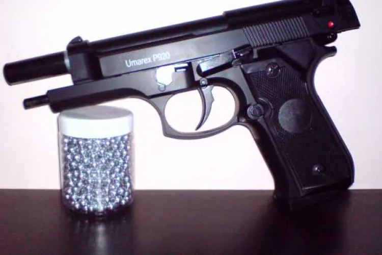 Bătaie cu săbii în comuna Mihai Viteazu. Unul dintre agresori a folosit un pistol - VIDEO