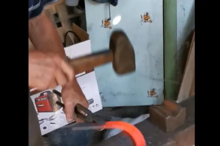 Meșteșug tradițional la Negreni, jud. Cluj. Cum se bate o potcoavă ca acum 100 de ani - VIDEO   