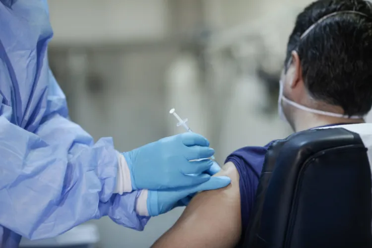 Românii care se vor vaccina vor putea primi, din septembrie, bonuri de masă în valoare de 100 de lei
