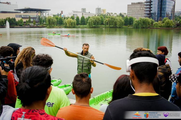 Cluj: Puterea lui ”a putea”: O tânără nevăzătoare a învățat în timp record să vâslească în caiac pe lacul din Gheorgheni - FOTO