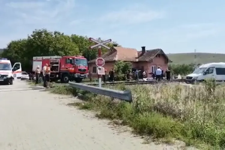 Cluj: 8 persoane au fost rănite după ce microbuzul în care se aflau a fost LOVIT de tren - VIDEO