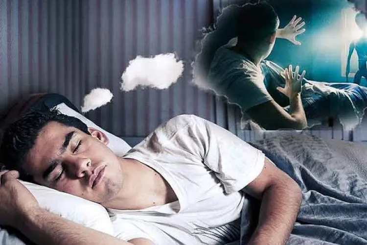 Apari dezbrăcat în public, ești urmărit, aluneci în gol sau dai examen? Ce vise se repetă și de ce   