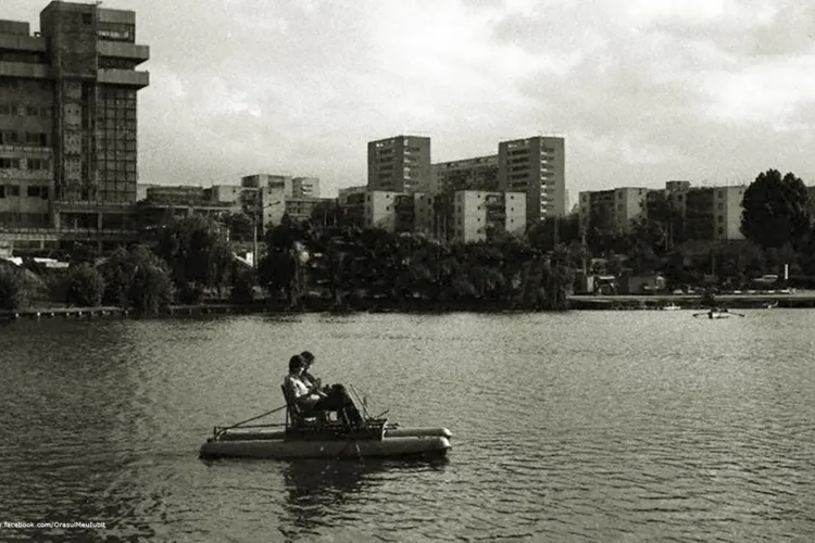 Imagini NOSTALGICE cu lacul din Gheorgheni, când se construia Casa Tineretului. Atunci puteau fi ambarcațiuni pe lac - FOTO