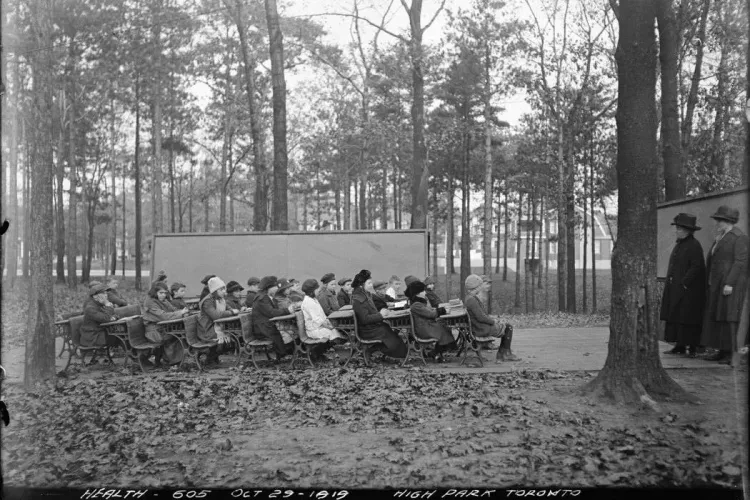 Pe vremea când nu exista online. Așa se făcea școala la începutul secolului XX pentru a preveni infectarea cu gripa spaniolă - FOTO