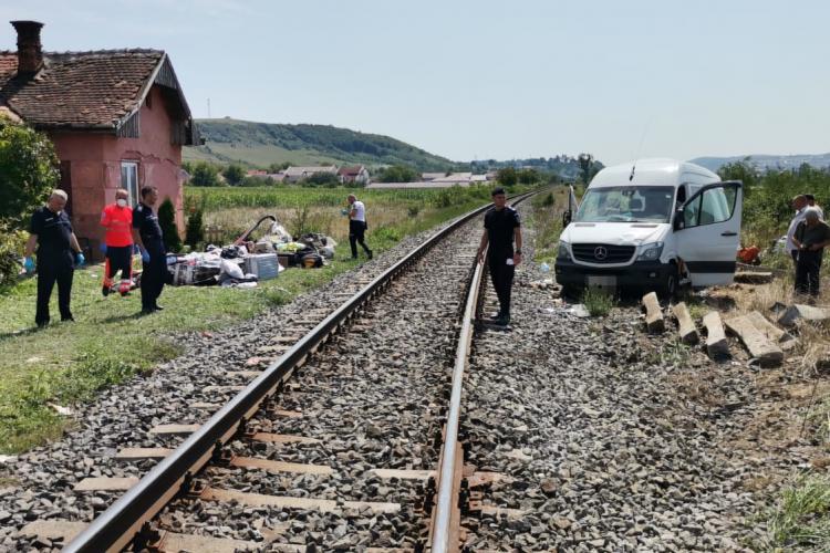 Șoferul microbuzului lovit de tren la Cluj a fost reținut. O femeie a murit 