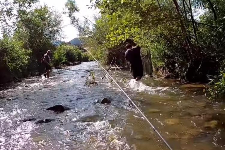 Braconieri filmați pe râul Iara, de Banditul Munților, un pescar care semnalează nereguli: Avem legi, dar nu se aplică - VIDEO