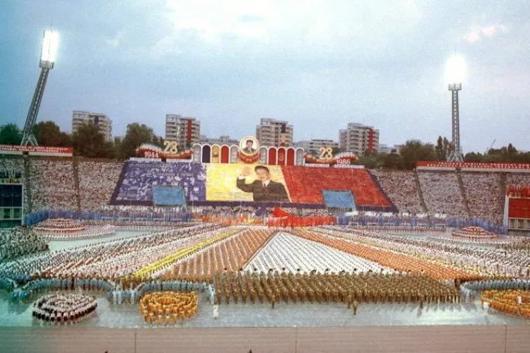 Defilare de 23 august la Cluj-Napoca! Oameni triști, dar îmbrăcați la patru ace - FOTO