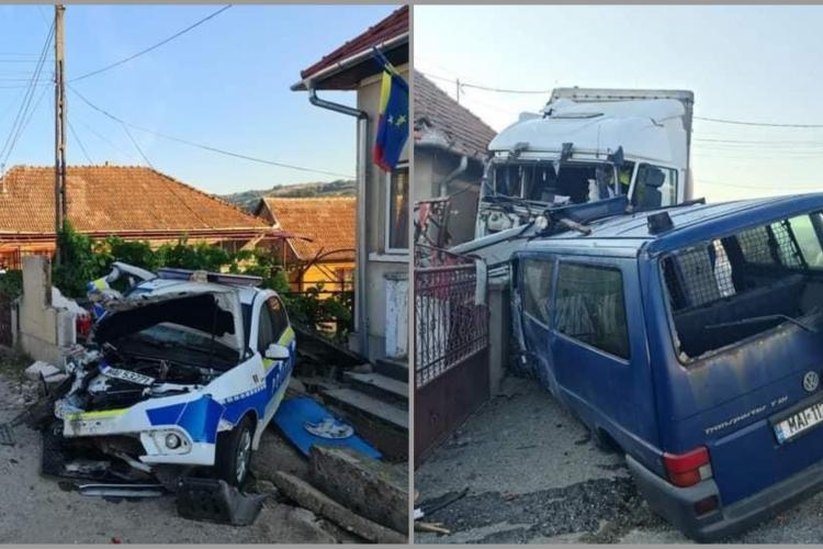 Un șofer de tir a spulberat o dubă de jandarmi și o mașină de poliție pe drumul Cluj - Zalău - FOTO