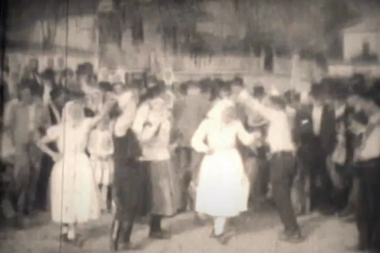 Imagini cu țăranii din Suatu, dansând în 1962. Așa socializau, pentru că în rest oamenii erau la munca câmpului - VIDEO