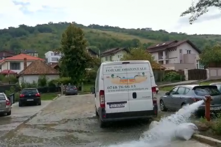 Cum se fură apă în comuna Apahida, satul Dezmir, direct de la hidrant - VIDEO