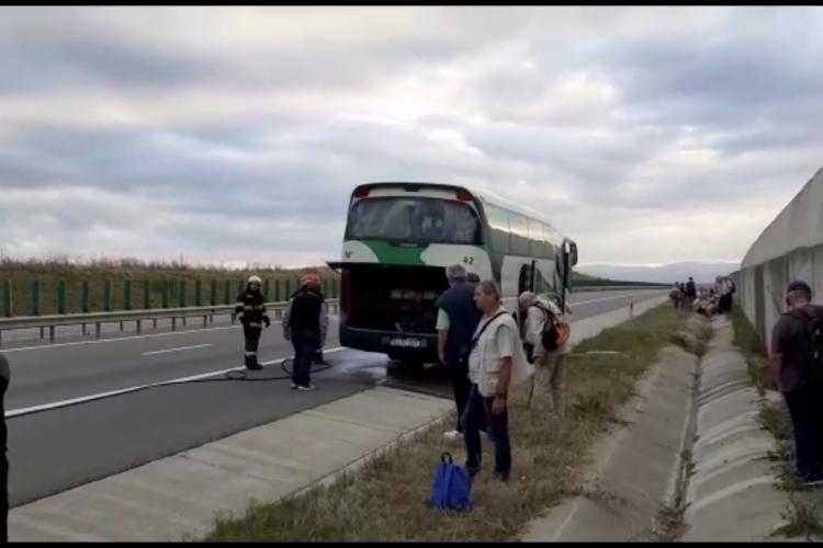 Un autocar cu 35 de persoane a luat foc pe Autostrada Transilvania - VIDEO