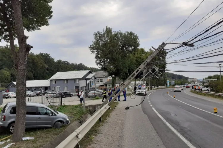 Dej: Doi copii au fost răniți după ce mașina în care se aflau a rupt un stâlp de electricitate - VIDEO