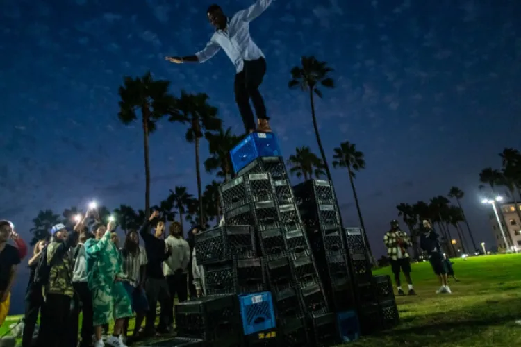 „Provocarea lăzilor de lapte”, o nebunie periculoasă pe TikTok. De ce sunt atrași tinerii de astfel de teribilisme