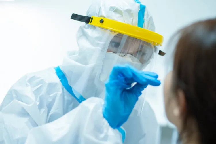 Peste 2.600 de cazuri noi de coronavirus în România. Crește numărul deceselor