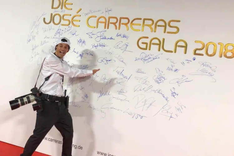 Fotograful clujean fără degete la mâini, crescut la casa de copii, care i-a fotografiat pe Obama, Biden, Trump și Putin