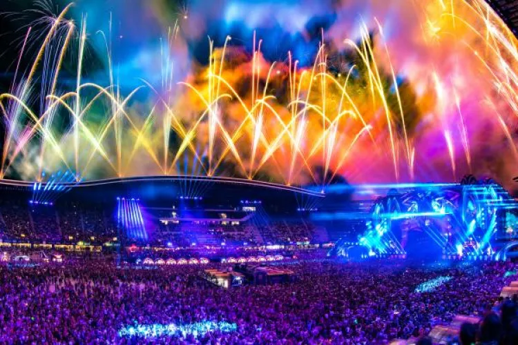 A treia noapte de Untold, spectacol incendiar cu artişti celebri. Dragostea a plutit în aer, în inima Transilvaniei