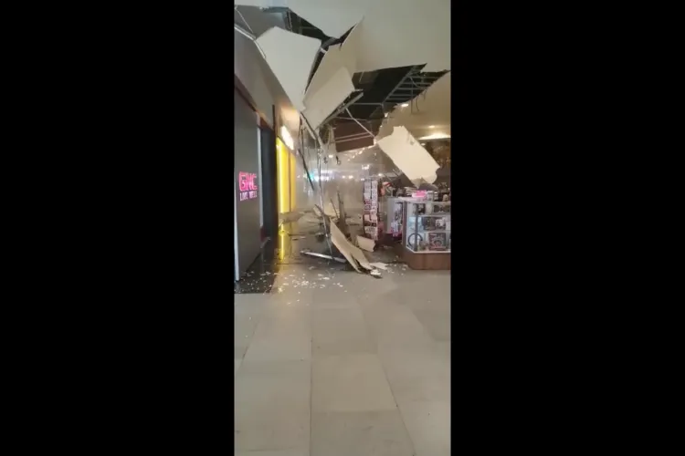 Tavanul Iulius Mall Cluj s-a prăbușit duminică dimineața - VIDEO
