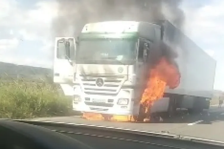 Autocamion în FLĂCĂRI la ieșire din municipiul Aiud. Traficul este blocat - VIDEO