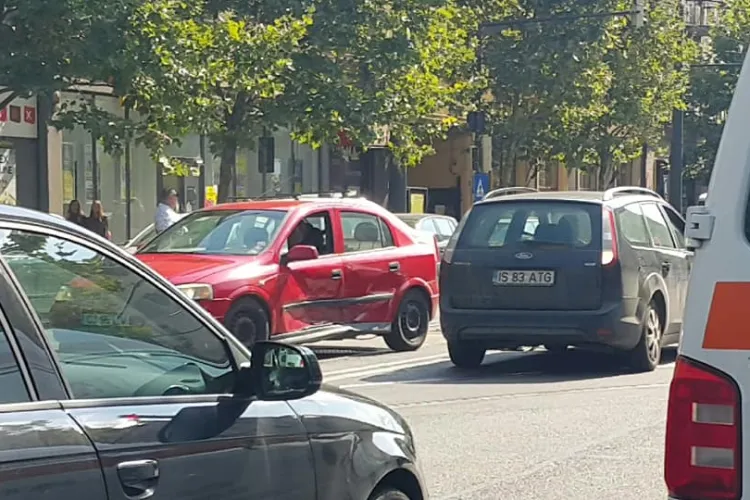 Accident FILMAT pe strada Horea, în una dintre cele mai tâmpite intersecții din Cluj-Napoca - VIDEO