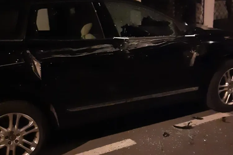 Un clujean s-a luat cu mâinile de cap când a ajuns dimineața la parcare. Mașina era distrusă pe o parte - FOTO