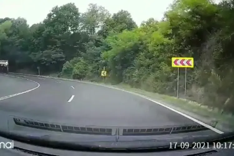 VIDEO - Momentul în care o cisternă cu vin se răstoarnă pe DN76, în Hunedoara