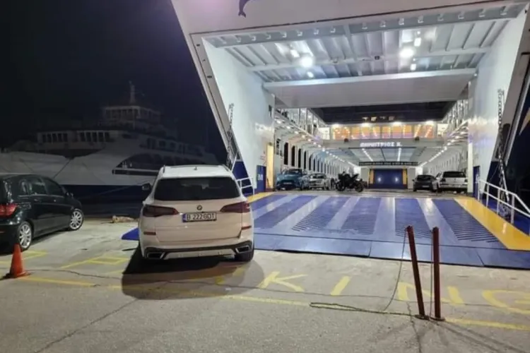 „Sunt an față pe avari” a ajuns în Grecia! Un șofer român a blocat un feribot în insula Thassos - FOTO