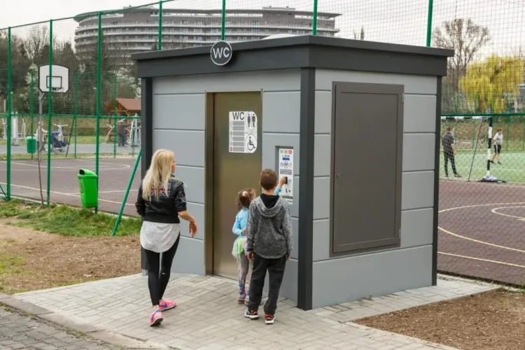 Cluj: Doi copii blocați o oră în toaleta SMART din parcul Grigorescu. Pot fi adevărate capcane pentru cei care le folosesc