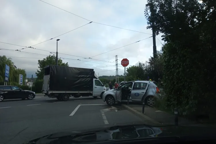 Cluj: Taxi implicat într-un accident rutier în zona Sala Sporturilor - FOTO