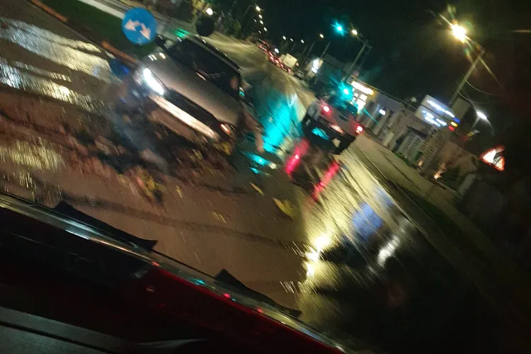 Un șofer a intrat în sensul giratoriu din Florești și a dărâmat stâlpul de iluminat - FOTO