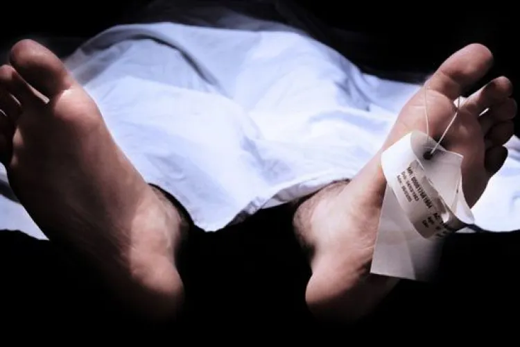 Un bărbat MORT de câteva zile a fost găsit de polițiști. Mirosul cadavrului a alertat vecinii