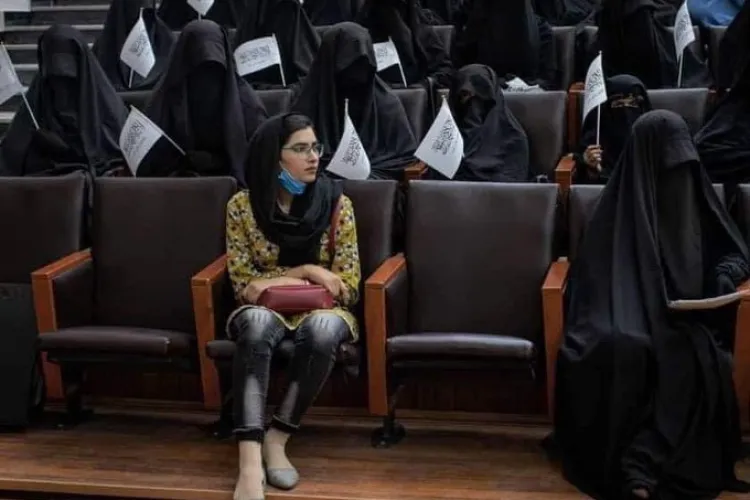 Moment incredibil la Universitatea din Kabul: o studentă i-a sfidat pe talibani, venind în blugi și cu fața neacoperită - FOTO