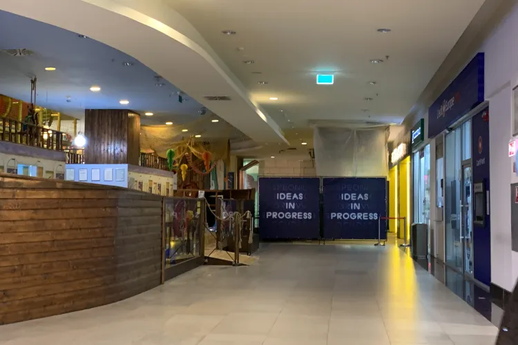 Zona unde s-a prăbușit tavanul la Iulius Mall Cluj a fost îngrădită - FOTO