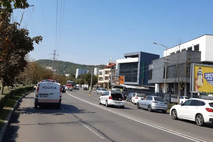 Un bărbat de 60 de ani a băgat 2 tineri în spital! Acesta a lovit cu mașina motociclul pe care se aflau cei doi - FOTO