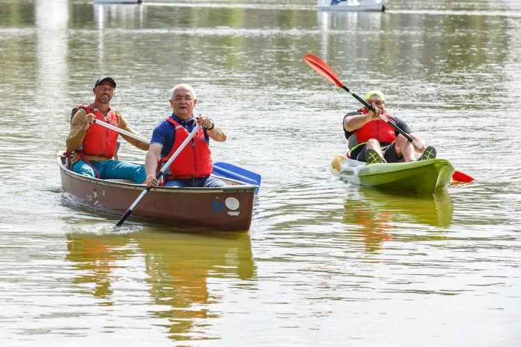 Emil Boc s-a dat cu caiacul pe lacul Gheorgheni, alături de tineri