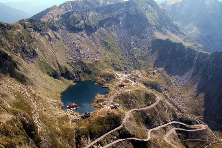 Transfăgărăşanul se închide sâmbătă între Vidraru şi Bâlea Lac pentru cel mai dificil triatlon din România