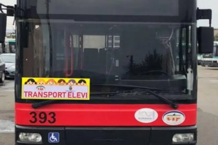 Fetiță trasă de urechi și bruscată în autobuzul școlar de o polițistă locală din Florești
