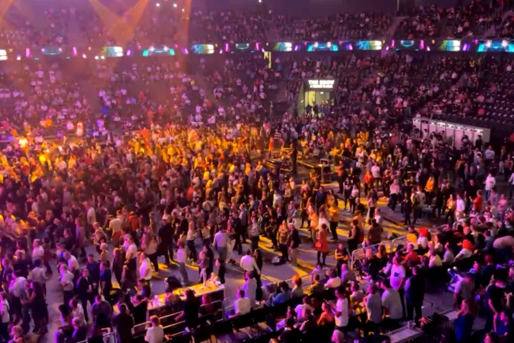 Mii de oameni la o discotecă din Sala Polivalentă, fără mască. Nu s-a dat nicio sancțiune - VIDEO și FOTO