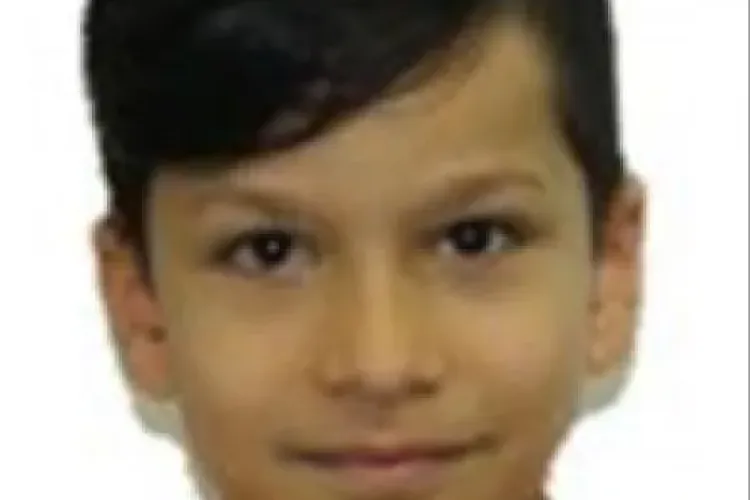 Un băieţel de 10 ani din Alba Iulia a dispărut din faţa blocului, mama sa crede că a fost răpit de tată. Dacă îl vedeţi, sunaţi la 112 - FOTO