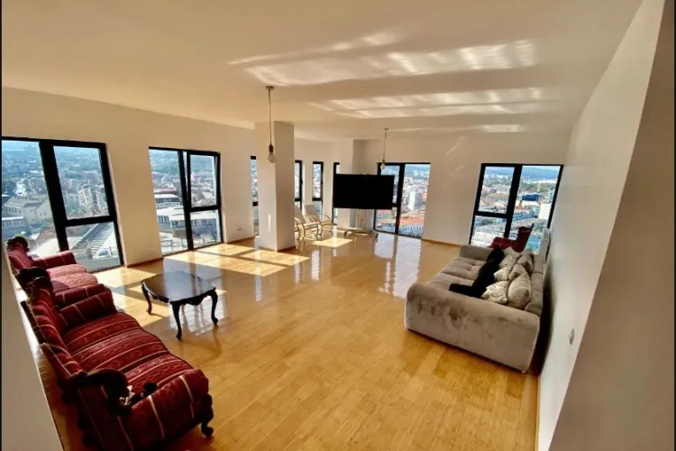 Penthouse de 2 MILIOANE de euro în centrul Clujului. Are 10 dormitoare, 6 băi și 3 livinguri - FOTO