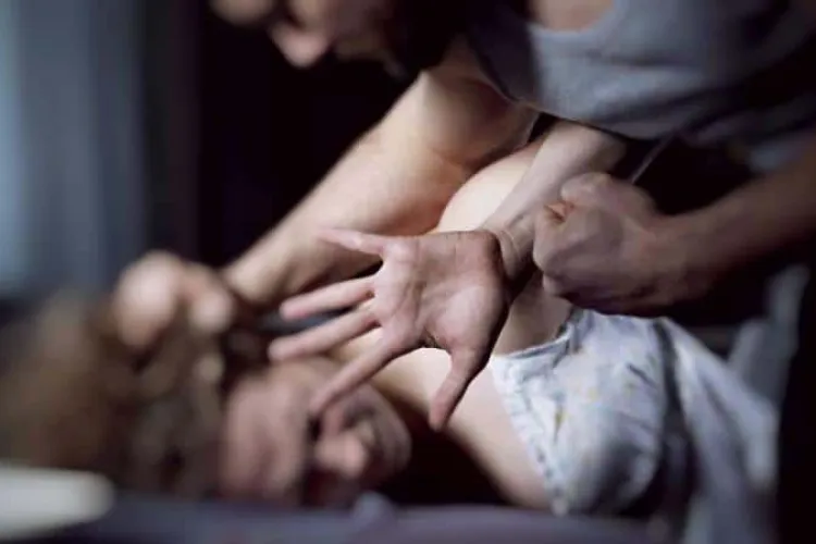 Opt ani de ÎNCHISOARE pentru un prădător sexual din Alba, care a violat o femeie în timp ce îi ținea un cuțit la gât